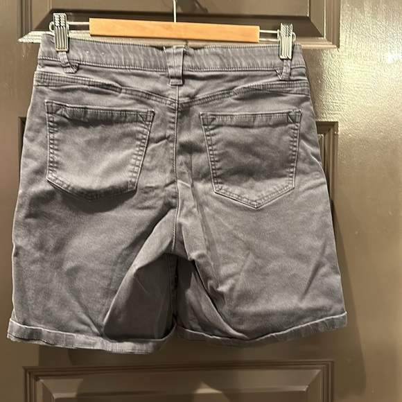 Women’s Wit &Wisdom Grey shorts size 4 - Picture 2 of 3
